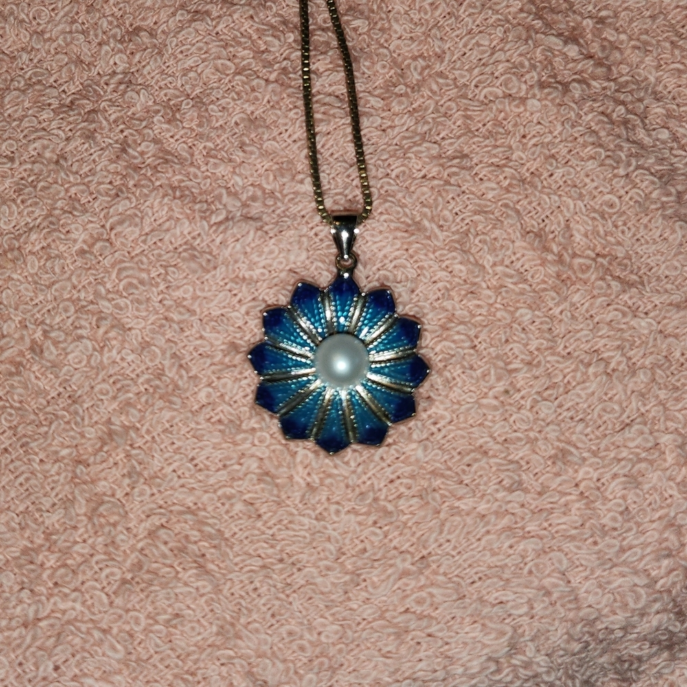 Flower pearl necklace